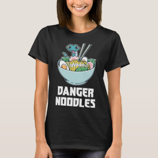 危険な麺類、スネークかわいいアニメおもしろいらーめんスープ Tシャツ