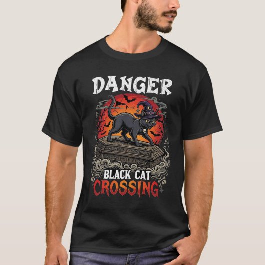 危険な黒猫が交差するハロウィン魔女の帽子コーヒー Tシャツ (正面)