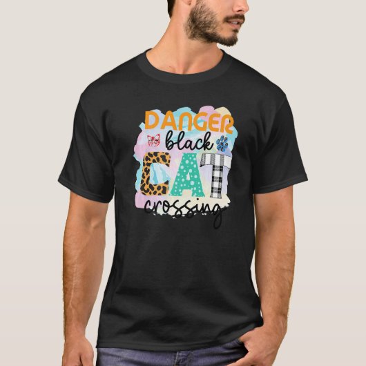 危険な黒猫が横断中 グラフィックパッチワーク Tシャツ (正面)