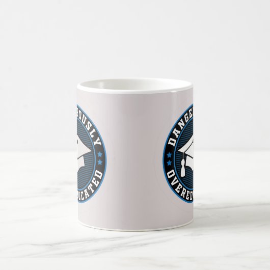 危険に過剰摂取された コーヒーマグカップ (中央)