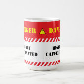 危険はカフェインの多い コーヒーマグカップ (中央)