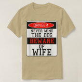 危険は犬を気にせず妻に気を付けよ Tシャツ (デザイン正面)