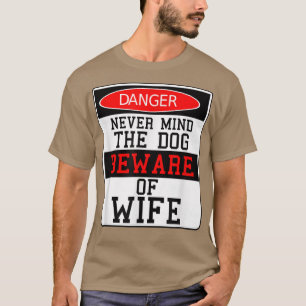危険は犬を気にせず妻に気を付けよ Tシャツ