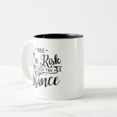 危険を取りますか、またはチャンスを失って下さい ツートーンマグカップ (正面左)