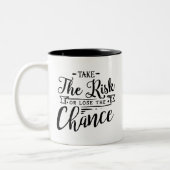 危険を取りますか、またはチャンスを失って下さい ツートーンマグカップ (左)