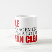 危険ファンのクリーニングを言っているおもしろいなプロジェクト管理 コーヒーマグカップ (中央)