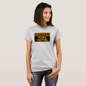 危険女性ショッピング – 金おもしろい属警告標識 Tシャツ (正面フル)