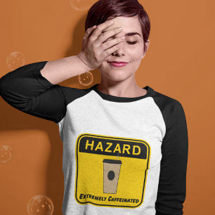 危険極めてカフェイン入りコーヒー Tシャツ