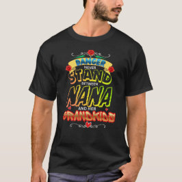 危険!おばあちゃんと孫の間には立たないで Tシャツ