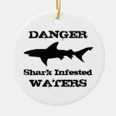 危険: はびこる鮫はおもしろいな鮫の輪郭に水をまきます セラミックオーナメント (正面)