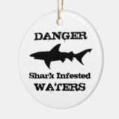 危険: はびこる鮫はおもしろいな鮫の輪郭に水をまきます セラミックオーナメント (左)