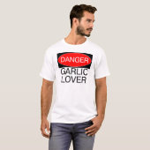 危険!ニンニク好きの面白いTシャツ、マグカップ、ハット、エプロン Tシャツ (正面フル)