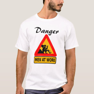 危険 – 仕事中の男ユーモラス人 Tシャツ