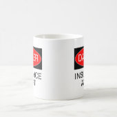 危険-保険代理店のおもしろTシャツのマグの帽子のバッグ コーヒーマグカップ (中央)
