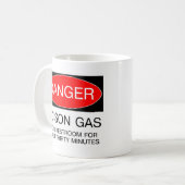 危険 - 毒ガス（トイレを避ける）面白いTシャツ コーヒーマグカップ (正面左)