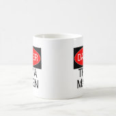 危険-細事の専門家のおもしろいな細事夜Tシャツ コーヒーマグカップ (中央)