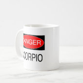 危険 - 蠍座の面白い占星術Tシャツ、帽子、マグカップ コーヒーマグカップ (正面左)