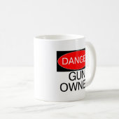 危険-銃所有者のおもしろTシャツのマグの帽子のバッグのエプロン コーヒーマグカップ (正面右)
