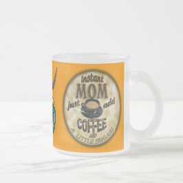 即刻のお母さんはちょうどコーヒー加えます(および少し砂糖を) フロストグラスマグカップ