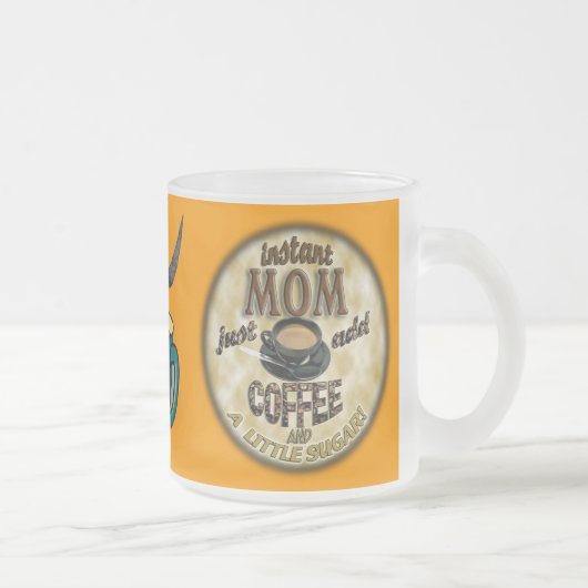 即刻のお母さんはちょうどコーヒー加えます(および少し砂糖を) フロストグラスマグカップ (右)