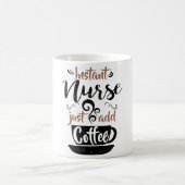 即刻のナースはちょうどコーヒーを加えます コーヒーマグカップ (中央)