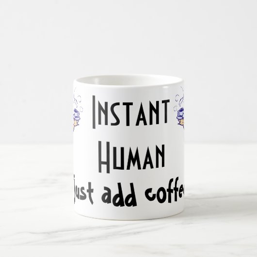 即刻の人間はちょうどコーヒーを加えます コーヒーマグカップ (中央)