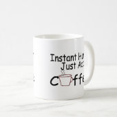 即刻の人間はちょうどコーヒーを加えます コーヒーマグカップ (正面右)