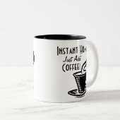 即刻の人間はちょうどコーヒーを加えます ツートーンマグカップ (正面右)
