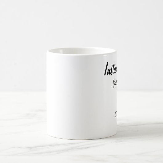 即刻の人間はちょうどコーヒー・マグを加えます コーヒーマグカップ (中央)