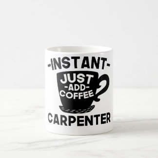 即刻の大工はちょうどコーヒーを加えます コーヒーマグカップ