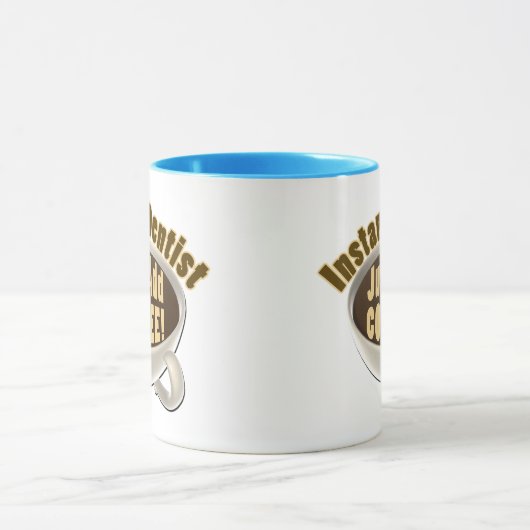 即刻の歯科医はちょうどコーヒーを加えます マグカップ (中央)