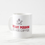 即刻人はちょうどコーヒーを加えます コーヒーマグカップ (正面左)