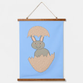 卵から孵化したバニー風変わり 吊り下げ型タペストリー (正面)