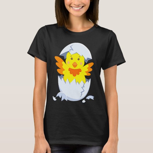 卵から孵化するひよこ 卵付きひよこ Tシャツ (正面)