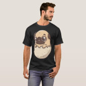 卵から孵化するパグ、かわいいちび犬と Tシャツ (正面フル)