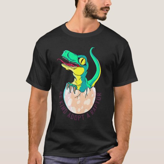 卵から孵化するベビー恐竜 ラプトル Tシャツ (正面)