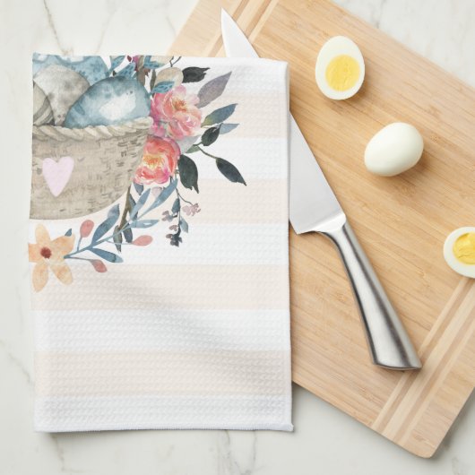 卵と花が入ったかごの中のかわいいかわいらしバニー キッチンタオル (四つ折り)