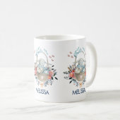 卵と花が入ったかごの中のかわいいかわいらしバニー コーヒーマグカップ (正面右)
