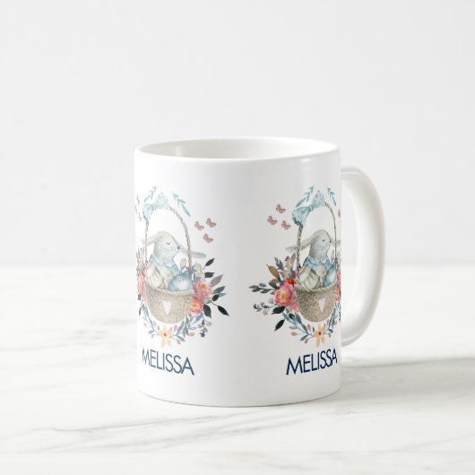 卵と花が入ったかごの中のかわいいかわいらしバニー コーヒーマグカップ (正面右)