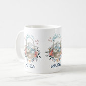 卵と花が入ったかごの中のかわいいかわいらしバニー コーヒーマグカップ (正面左)