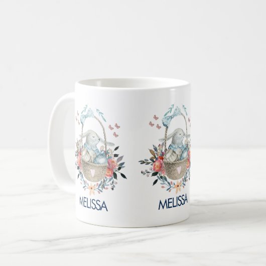 卵と花が入ったかごの中のかわいいかわいらしバニー コーヒーマグカップ (正面左)