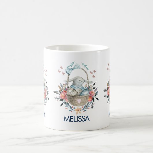 卵と花が入ったかごの中のかわいいかわいらしバニー コーヒーマグカップ (中央)