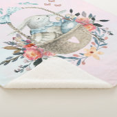 卵と花が入ったかごの中のかわいいかわいらしバニー シェルパブランケット (3/4)