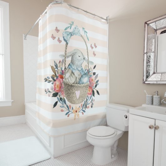 卵と花が入ったかごの中のかわいいかわいらしバニー シャワーカーテン (インサイチュ)