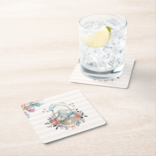 卵と花が入ったかごの中のかわいいかわいらしバニー スクエアペーパーコースター (インサイチュ)