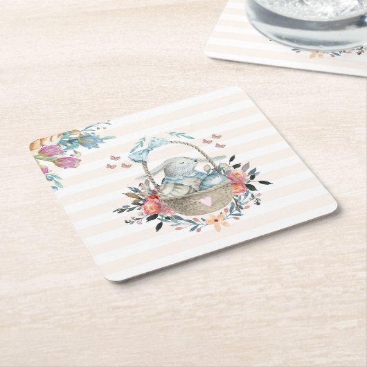 卵と花が入ったかごの中のかわいいかわいらしバニー スクエアペーパーコースター (アングル)