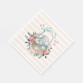 卵と花が入ったかごの中のかわいいかわいらしバニー スタンダードランチョンナプキン (角)