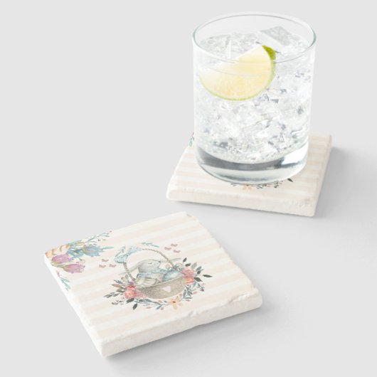 卵と花が入ったかごの中のかわいいかわいらしバニー ストーンコースター (横)