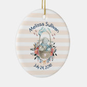 卵と花が入ったかごの中のかわいいかわいらしバニー セラミックオーナメント (右)