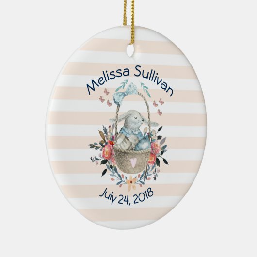 卵と花が入ったかごの中のかわいいかわいらしバニー セラミックオーナメント (右)